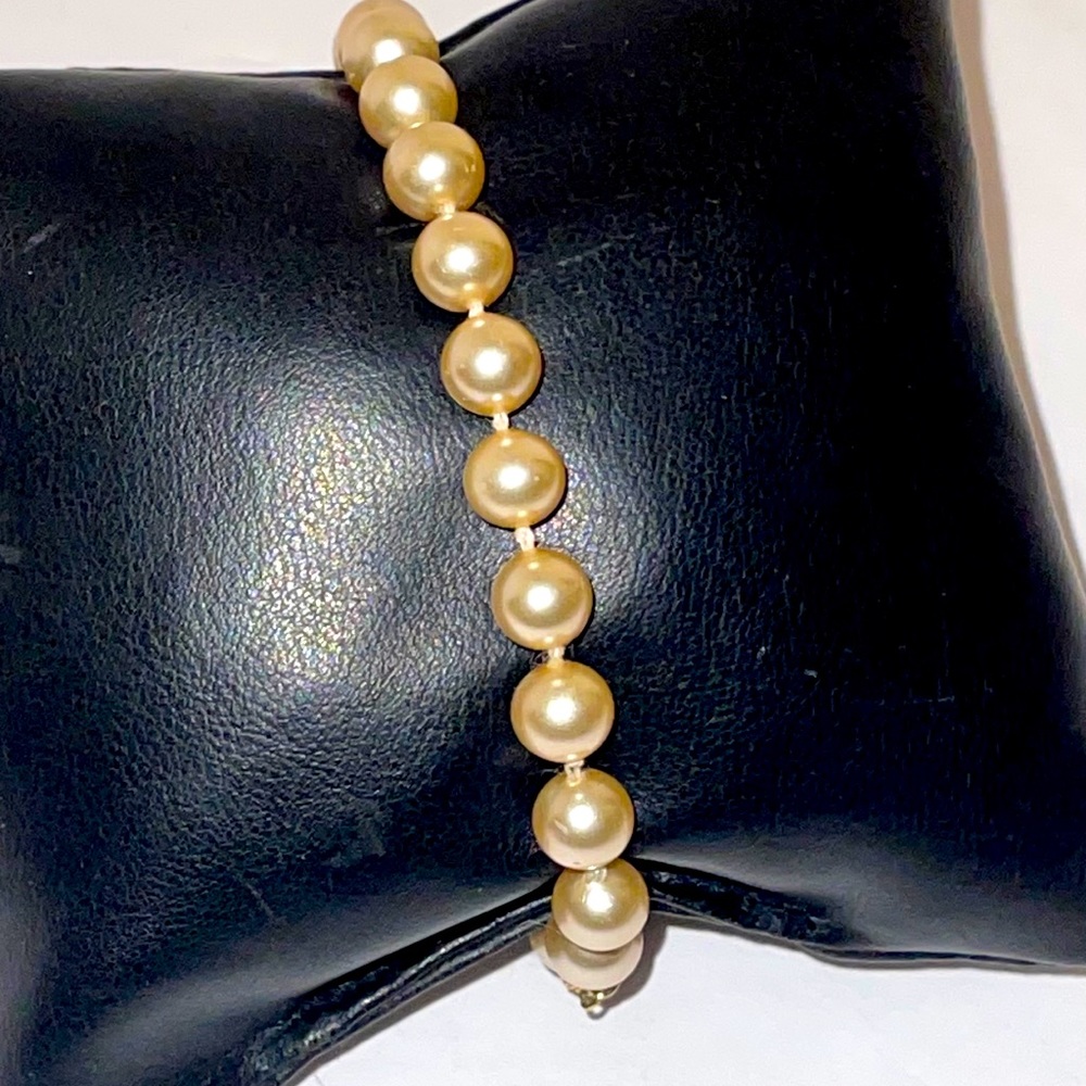 Women’s pearl bracelet